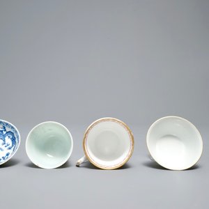 Two Chinese famille rose and verte cups and three small bowls, various marks, 18/19th C. — 照片 6