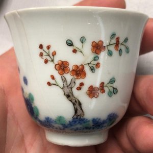 Two Chinese famille rose and verte cups and three small bowls, various marks, 18/19th C. — 照片 7