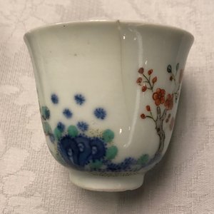 Two Chinese famille rose and verte cups and three small bowls, various marks, 18/19th C. — 照片 9