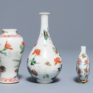 Two Chinese famille rose and verte vases and a snuff bottle, Kangxi/Yongzheng — photo 3