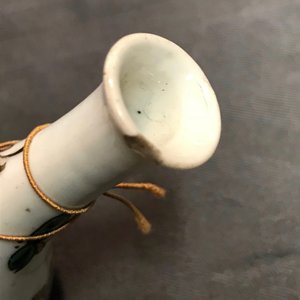 Two Chinese famille rose and verte vases and a snuff bottle, Kangxi/Yongzheng — photo 9