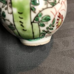 Two Chinese famille rose and verte vases and a snuff bottle, Kangxi/Yongzheng — photo 10