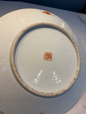 Two Chinese famille rose 'Antiquities' dishes, Guangxu marks, 19/20th C. — foto 13