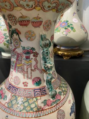Two Chinese famille rose 'antiquities' vases, 19th C. — photo 5