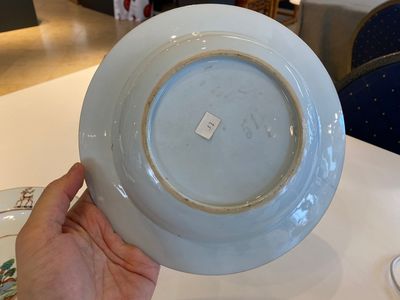 Two Chinese famille rose armorial plates, Yongzheng/Qianlong — 照片 5