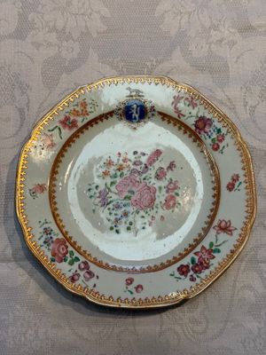 Two Chinese famille rose armorial saucers, Qianlong — photo 1