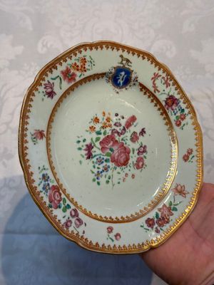 Two Chinese famille rose armorial saucers, Qianlong — photo 2