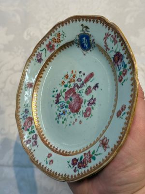 Two Chinese famille rose armorial saucers, Qianlong — photo 3