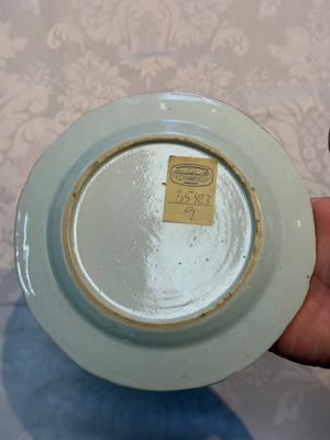 Two Chinese famille rose armorial saucers, Qianlong — photo 4