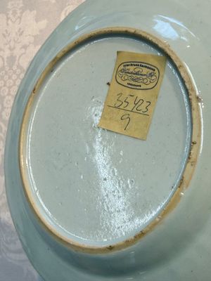 Two Chinese famille rose armorial saucers, Qianlong — photo 5