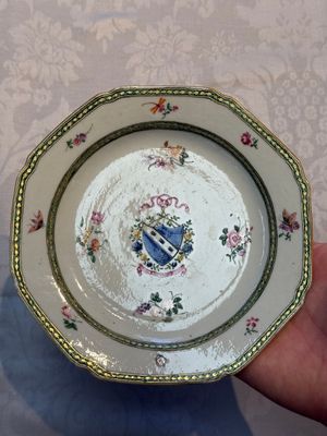 Two Chinese famille rose armorial saucers, Qianlong — photo 6