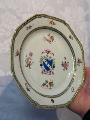 Two Chinese famille rose armorial saucers, Qianlong — photo 7