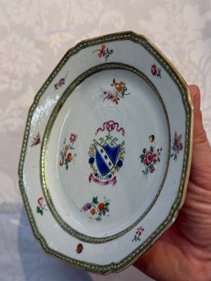 Two Chinese famille rose armorial saucers, Qianlong — photo 8