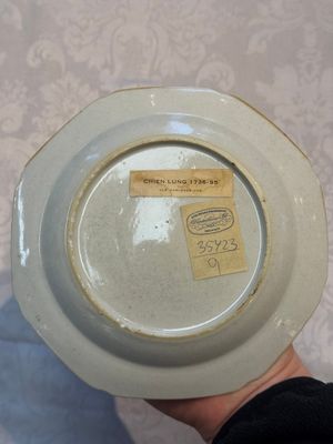 Two Chinese famille rose armorial saucers, Qianlong — photo 9