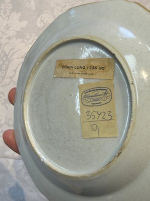 Two Chinese famille rose armorial saucers, Qianlong — photo 10