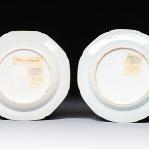 Two Chinese famille rose armorial saucers, Qianlong — photo 2
