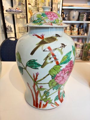 Two Chinese famille rose 'Birds among Flowering Branches' covered vases and a covered jar, 19/20th C. — foto 1