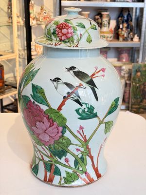 Two Chinese famille rose 'Birds among Flowering Branches' covered vases and a covered jar, 19/20th C. — foto 20