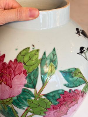 Two Chinese famille rose 'Birds among Flowering Branches' covered vases and a covered jar, 19/20th C. — foto 21