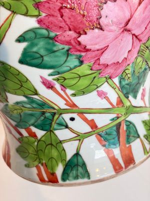 Two Chinese famille rose 'Birds among Flowering Branches' covered vases and a covered jar, 19/20th C. — foto 22
