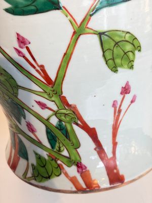 Two Chinese famille rose 'Birds among Flowering Branches' covered vases and a covered jar, 19/20th C. — foto 23