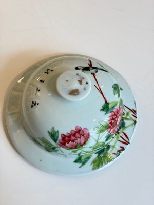 Two Chinese famille rose 'Birds among Flowering Branches' covered vases and a covered jar, 19/20th C. — foto 31