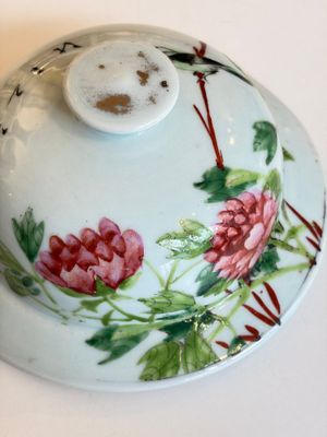 Two Chinese famille rose 'Birds among Flowering Branches' covered vases and a covered jar, 19/20th C. — foto 32