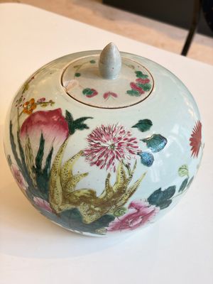 Two Chinese famille rose 'Birds among Flowering Branches' covered vases and a covered jar, 19/20th C. — foto 36
