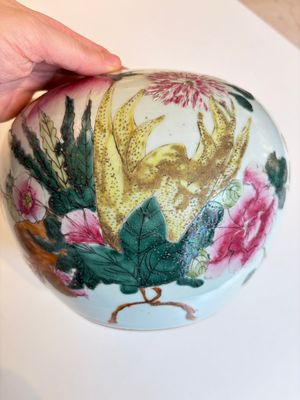 Two Chinese famille rose 'Birds among Flowering Branches' covered vases and a covered jar, 19/20th C. — foto 37