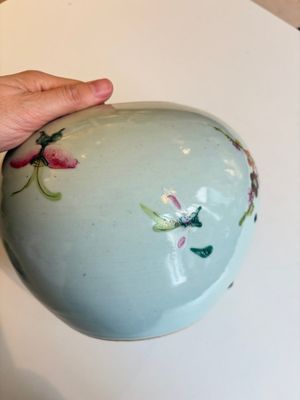 Two Chinese famille rose 'Birds among Flowering Branches' covered vases and a covered jar, 19/20th C. — foto 39