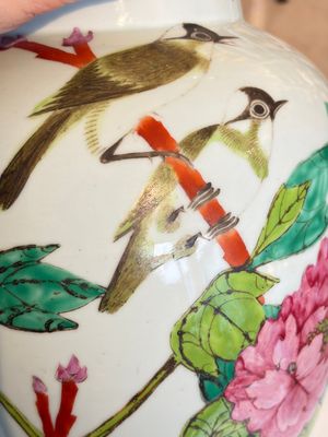 Two Chinese famille rose 'Birds among Flowering Branches' covered vases and a covered jar, 19/20th C. — foto 4
