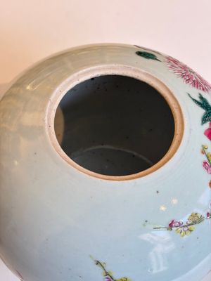 Two Chinese famille rose 'Birds among Flowering Branches' covered vases and a covered jar, 19/20th C. — foto 41