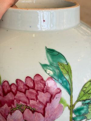 Two Chinese famille rose 'Birds among Flowering Branches' covered vases and a covered jar, 19/20th C. — foto 5