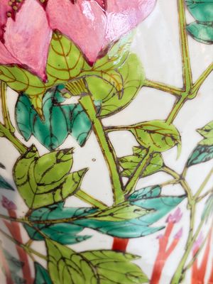 Two Chinese famille rose 'Birds among Flowering Branches' covered vases and a covered jar, 19/20th C. — foto 6