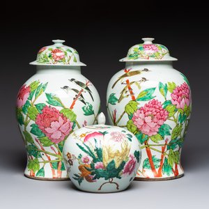 Two Chinese famille rose 'Birds among Flowering Branches' covered vases and a covered jar, 19/20th C. — foto 1