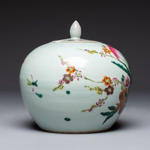 Two Chinese famille rose 'Birds among Flowering Branches' covered vases and a covered jar, 19/20th C. — foto 11