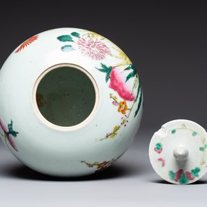 Two Chinese famille rose 'Birds among Flowering Branches' covered vases and a covered jar, 19/20th C. — foto 12
