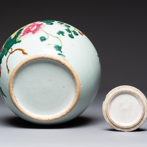 Two Chinese famille rose 'Birds among Flowering Branches' covered vases and a covered jar, 19/20th C. — foto 13