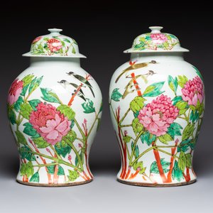 Two Chinese famille rose 'Birds among Flowering Branches' covered vases and a covered jar, 19/20th C. — foto 2