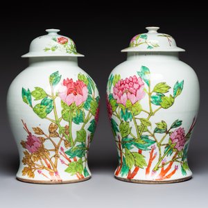 Two Chinese famille rose 'Birds among Flowering Branches' covered vases and a covered jar, 19/20th C. — foto 3