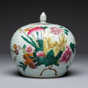 Two Chinese famille rose 'Birds among Flowering Branches' covered vases and a covered jar, 19/20th C. — foto 8