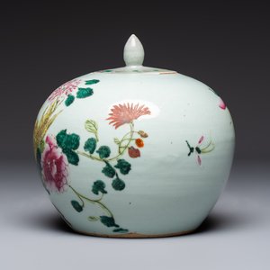 Two Chinese famille rose 'Birds among Flowering Branches' covered vases and a covered jar, 19/20th C. — foto 9