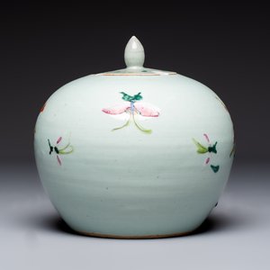 Two Chinese famille rose 'Birds among Flowering Branches' covered vases and a covered jar, 19/20th C. — foto 10