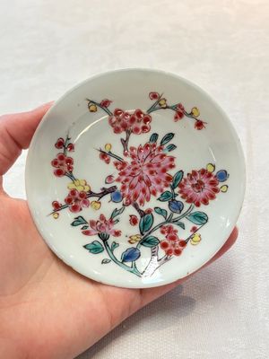 Two Chinese famille rose 'birds on flowering branches' cups and saucers, Yongzheng — 照片 1