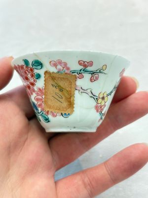 Two Chinese famille rose 'birds on flowering branches' cups and saucers, Yongzheng — 照片 12