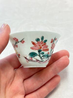 Two Chinese famille rose 'birds on flowering branches' cups and saucers, Yongzheng — 照片 14