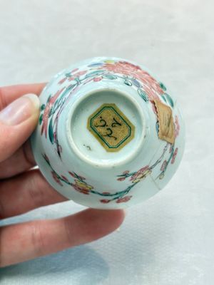 Two Chinese famille rose 'birds on flowering branches' cups and saucers, Yongzheng — 照片 17