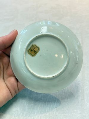 Two Chinese famille rose 'birds on flowering branches' cups and saucers, Yongzheng — 照片 2