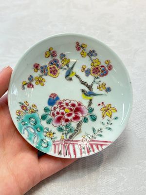 Two Chinese famille rose 'birds on flowering branches' cups and saucers, Yongzheng — 照片 3