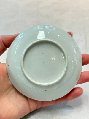 Two Chinese famille rose 'birds on flowering branches' cups and saucers, Yongzheng — 照片 4